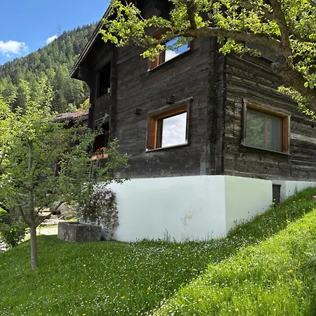 Aabaesizz 300-jaehriges Walliserhaus Сasa de vacaciones *